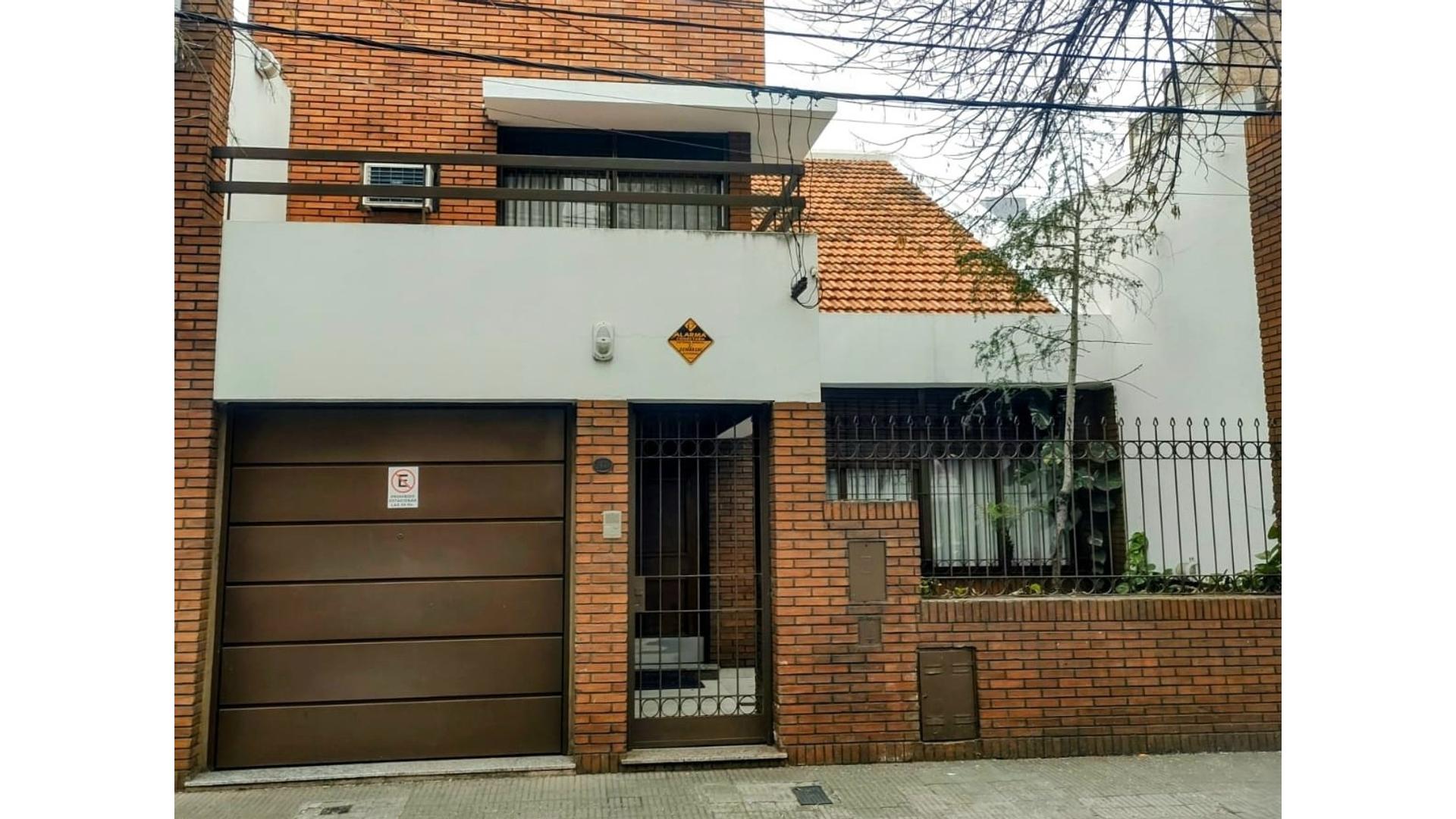 Casa de 2 plantas con Cochera y Pileta