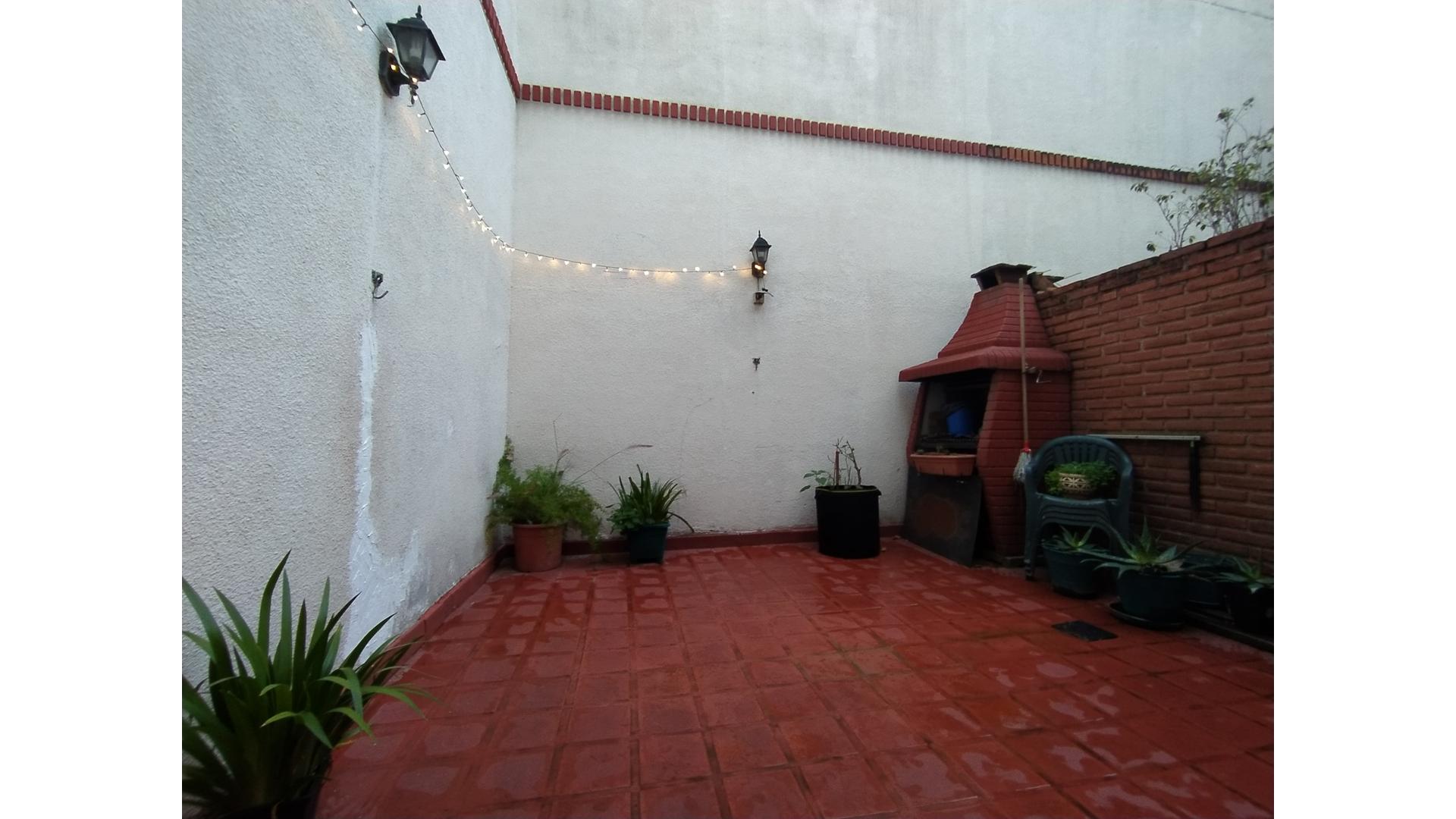 TRIPLEX CON PATIO Y TERRAZA.