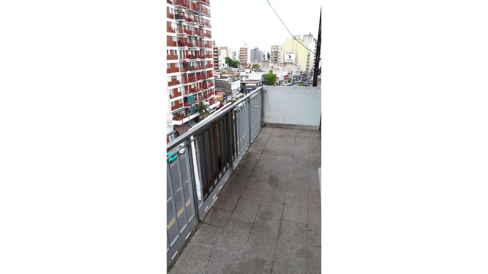 Amplio 3 ambientes con balcón al frente en Liniers.