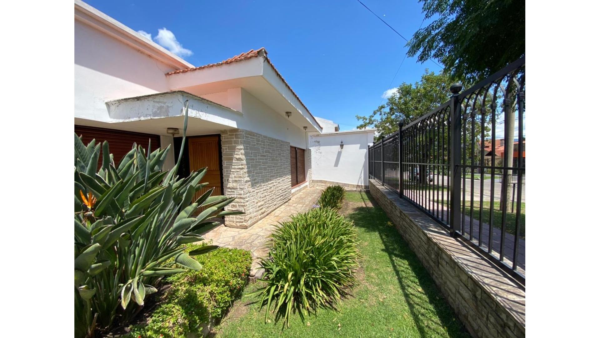 Los Abedules  100 - U$D 400.000 - Casa en Venta