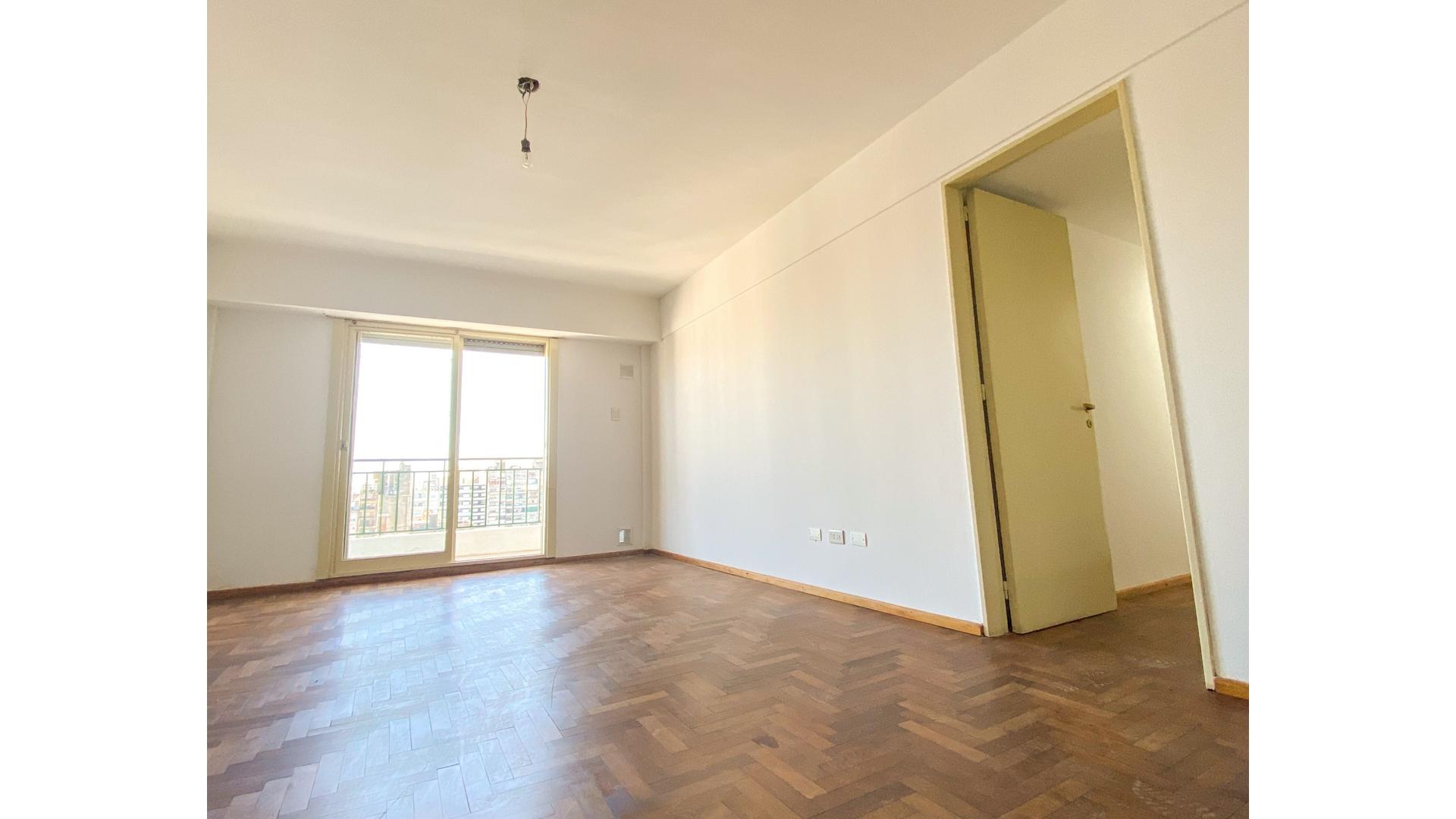 Depto de 2 dormitorios + habitación de servicio y Cochera