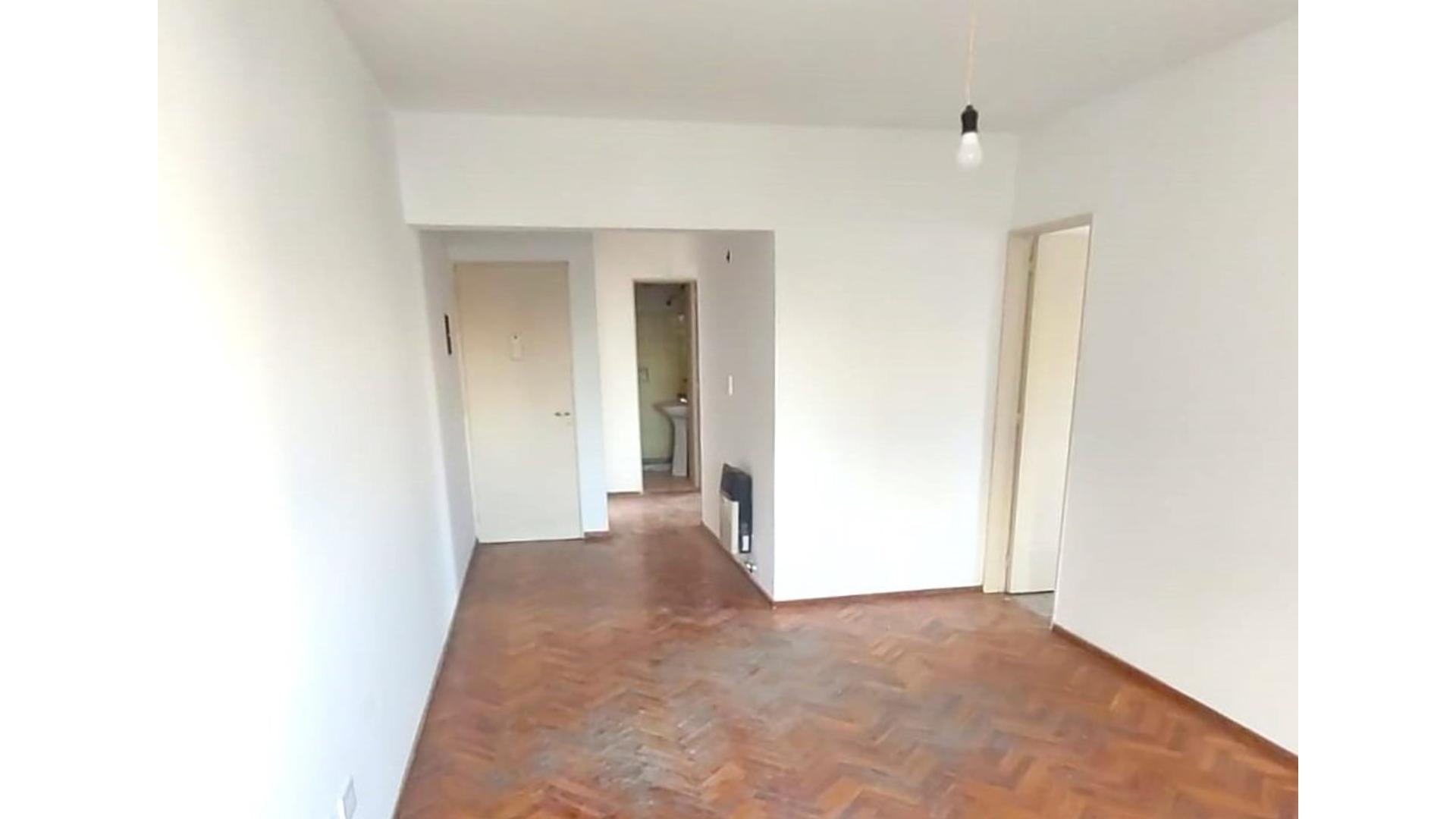 Departamento de 2 dormitorios con cochera a reciclar