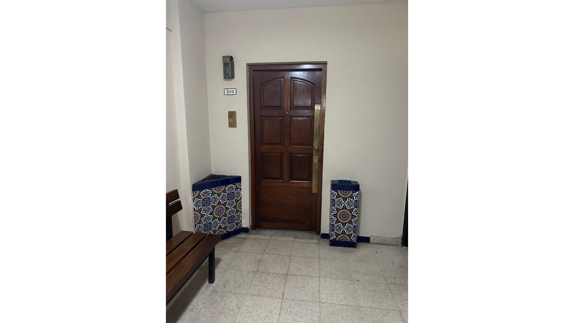 Montevideo 600 3°  – ARS200.000 – Oficina – en Alquiler