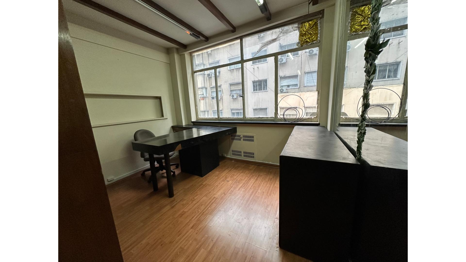 Montevideo 600 3°  – ARS200.000 – Oficina – en Alquiler