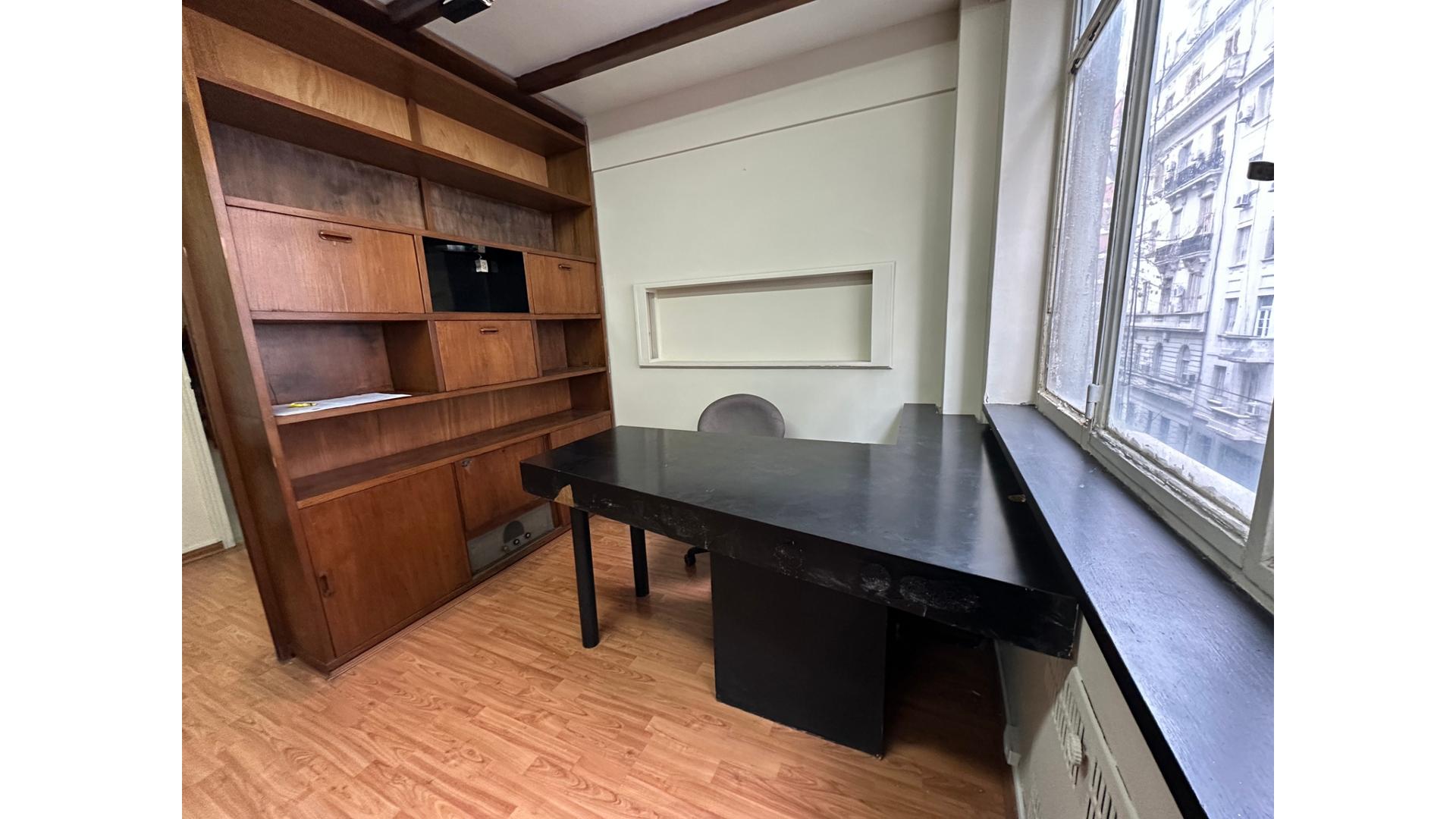 Montevideo 600 3°  – ARS200.000 – Oficina – en Alquiler