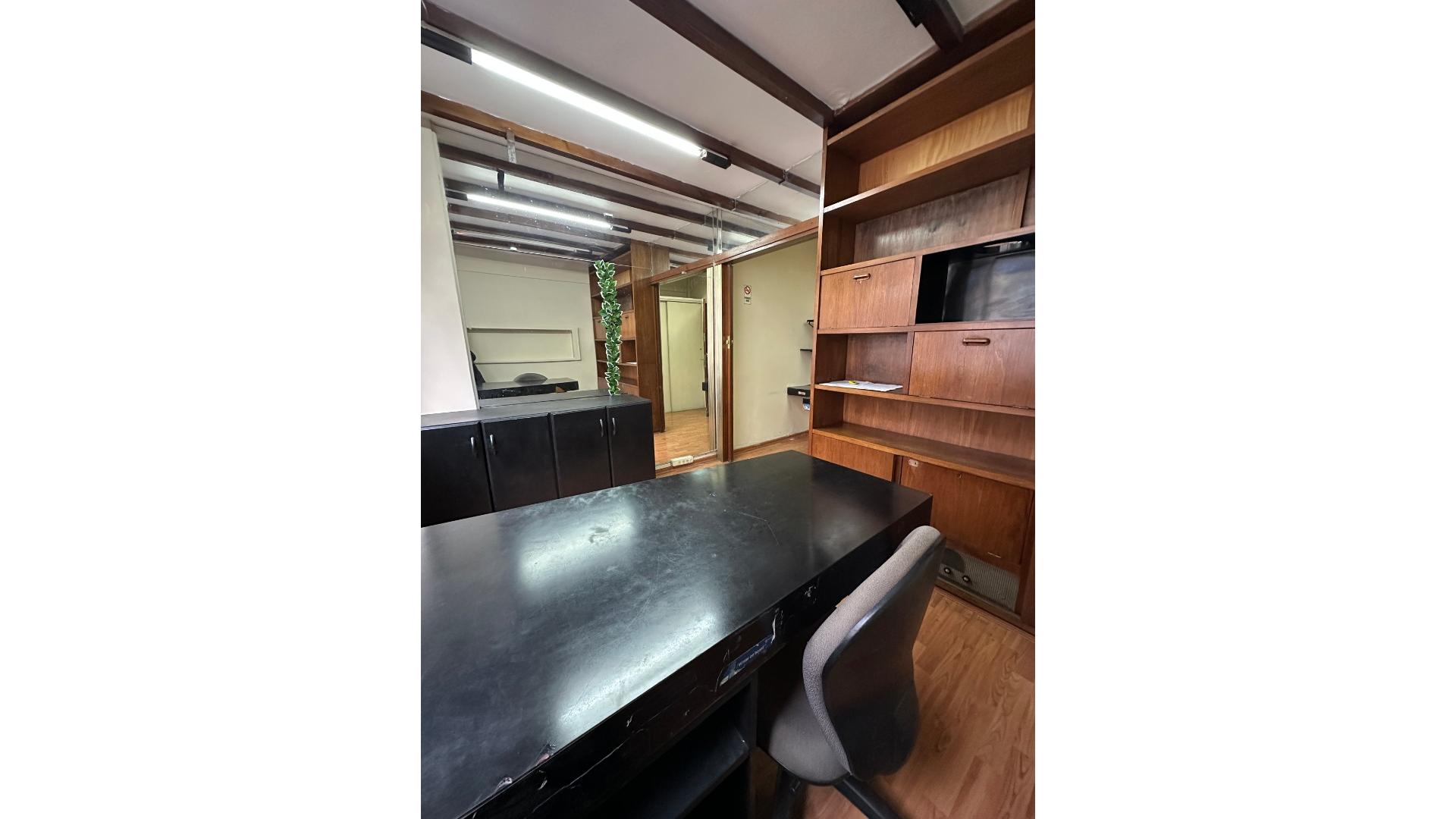 Montevideo 600 3°  – ARS200.000 – Oficina – en Alquiler