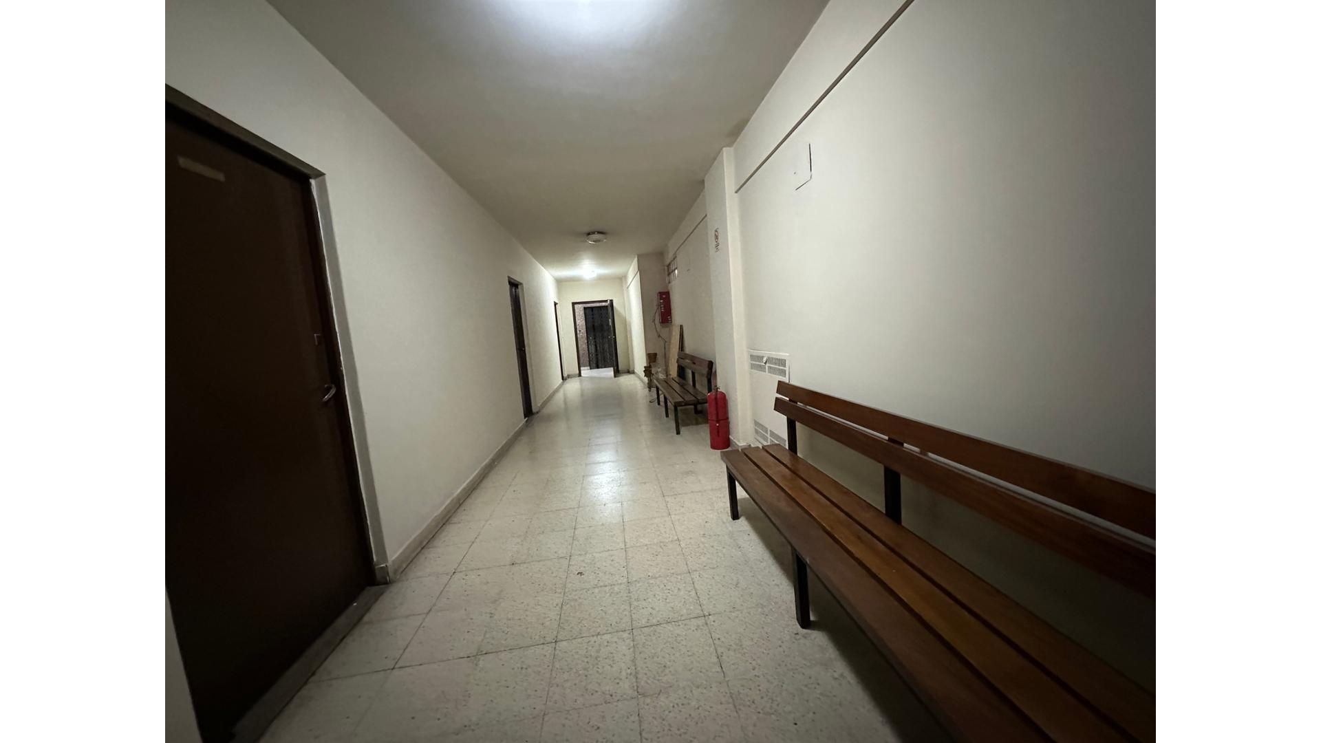 Montevideo 600 3°  – ARS200.000 – Oficina – en Alquiler