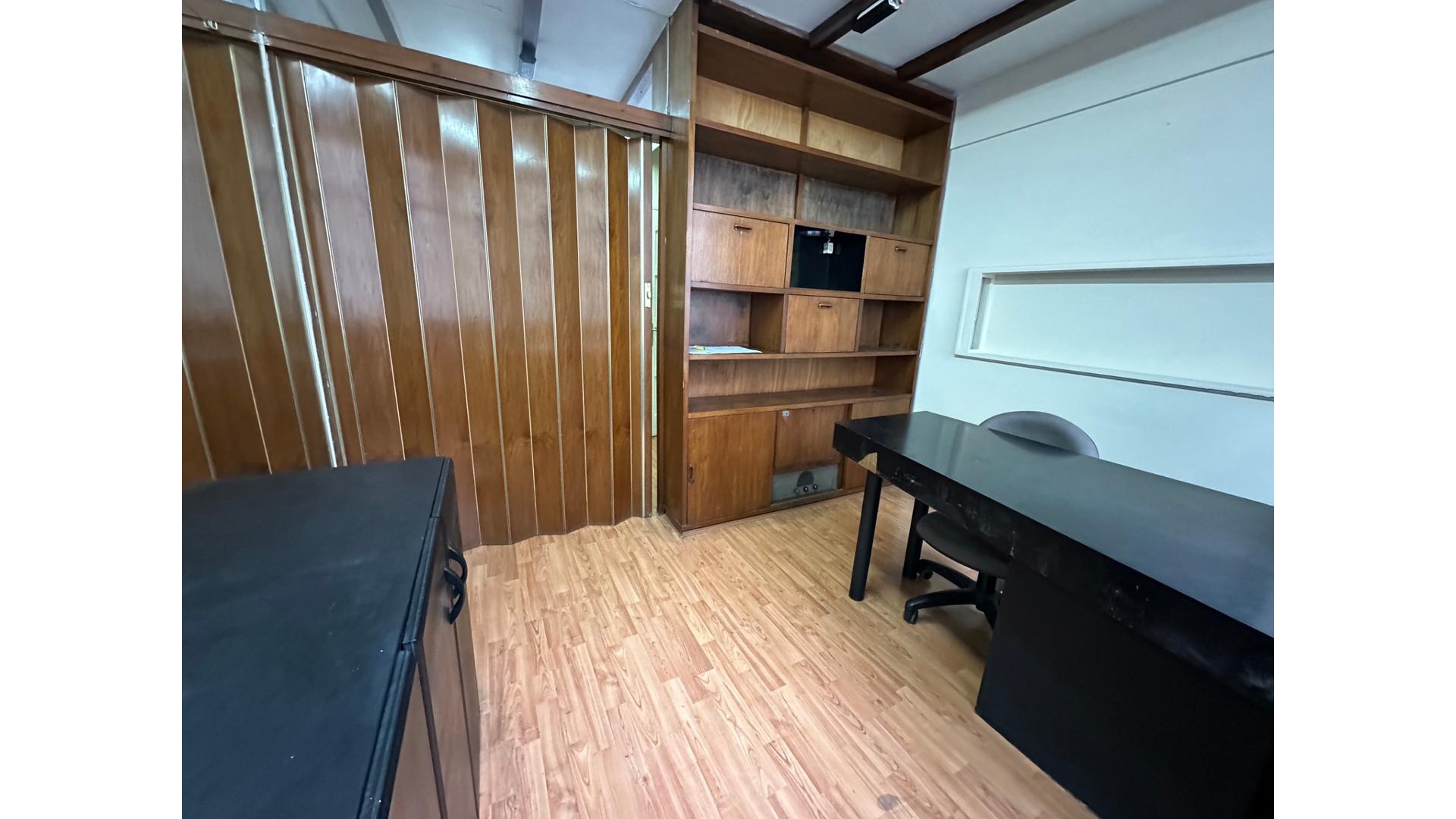 Montevideo 600 3°  – ARS200.000 – Oficina – en Alquiler