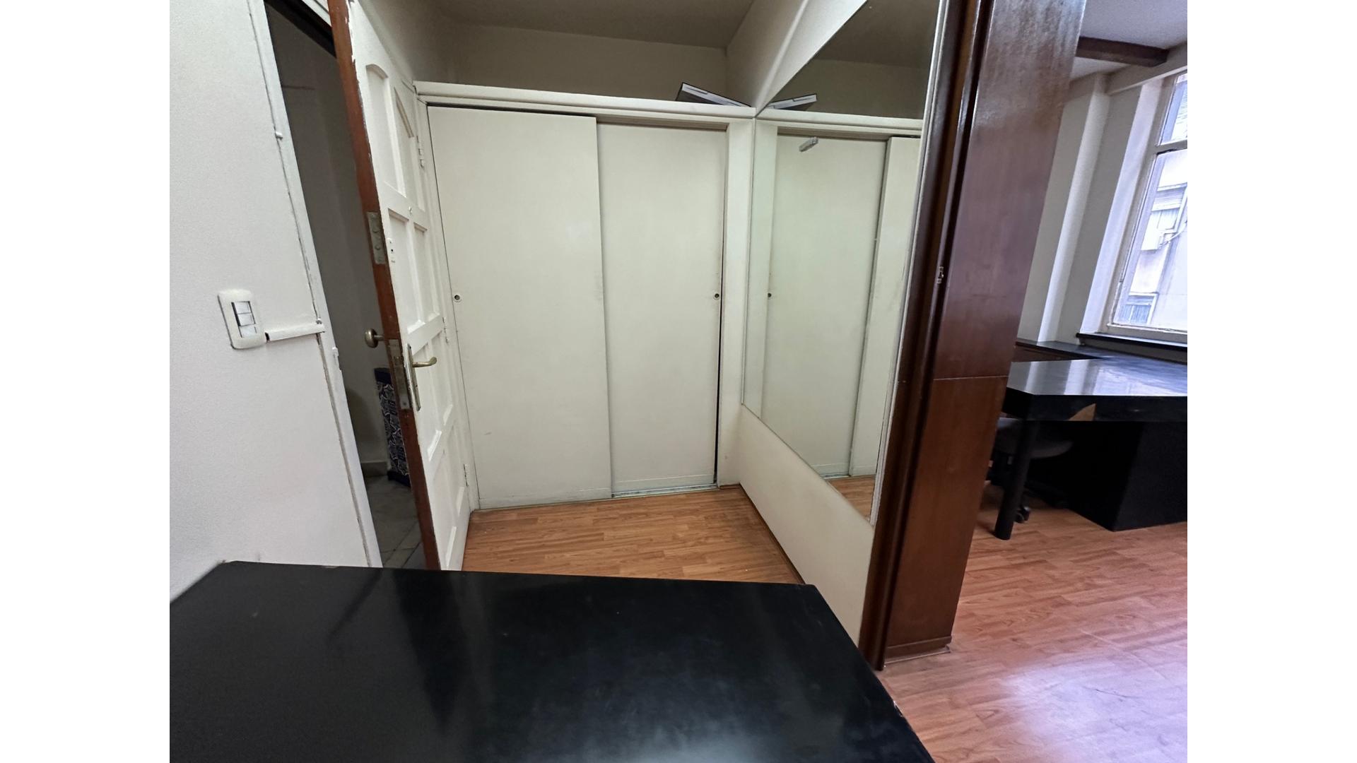 Montevideo 600 3°  – ARS200.000 – Oficina – en Alquiler
