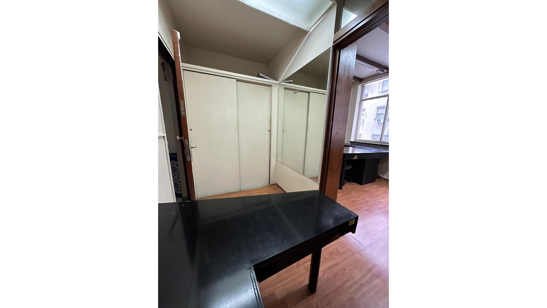Montevideo 600 3°  – ARS200.000 – Oficina – en Alquiler