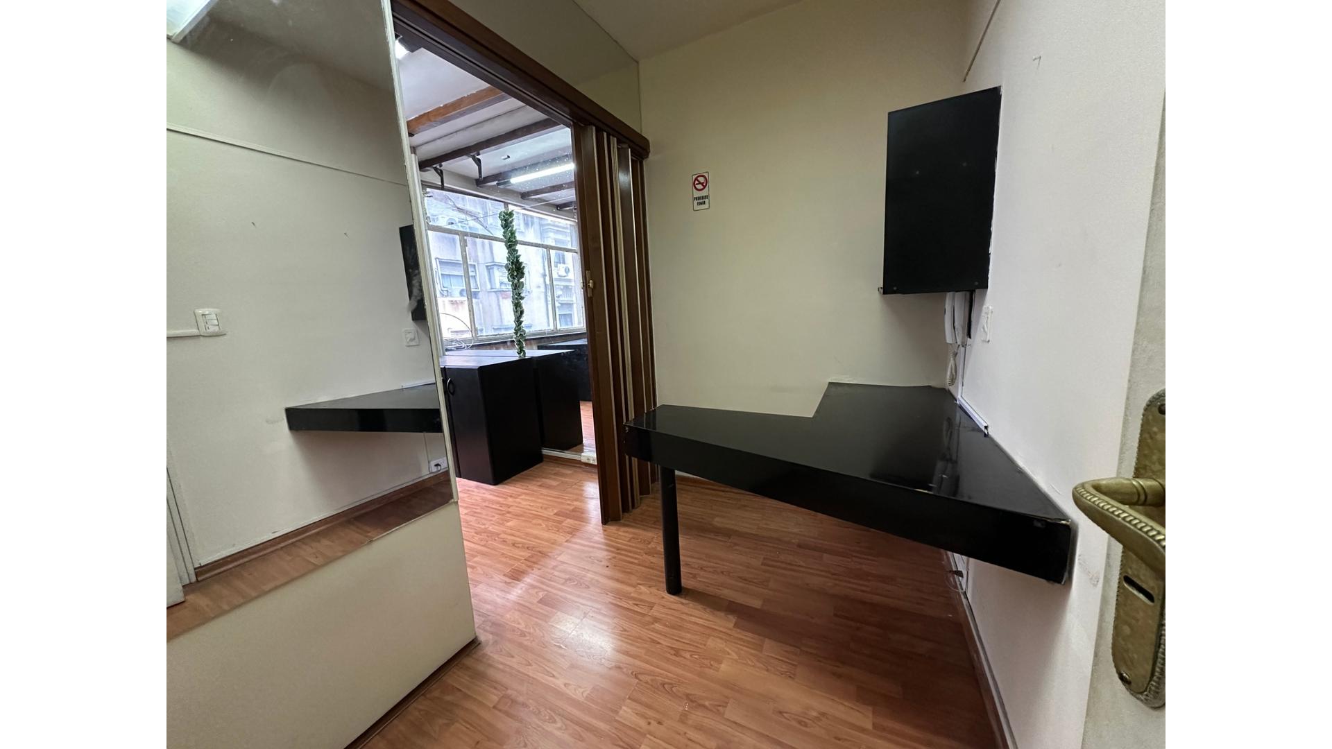 Montevideo 600 3°  – ARS200.000 – Oficina – en Alquiler