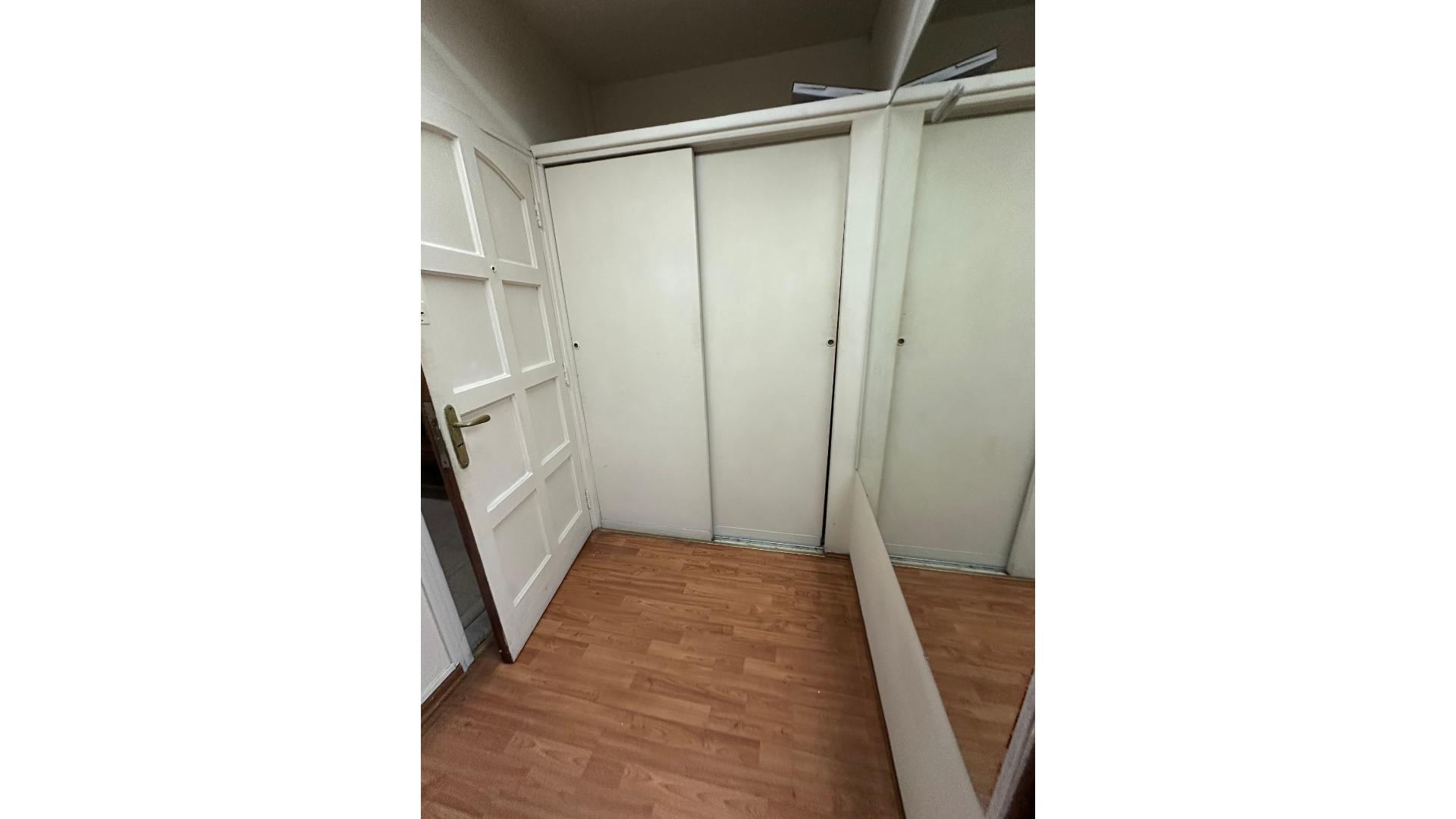 Montevideo 600 3°  – ARS200.000 – Oficina – en Alquiler
