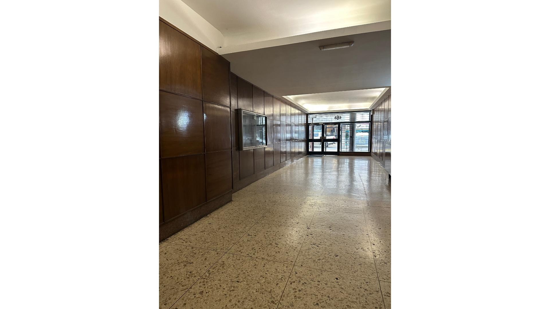 Montevideo 600 3°  – ARS200.000 – Oficina – en Alquiler