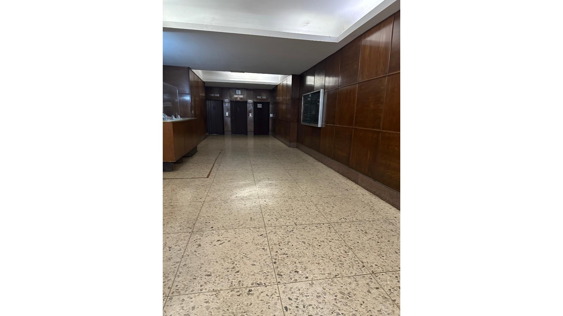 Montevideo 600 3°  – ARS200.000 – Oficina – en Alquiler