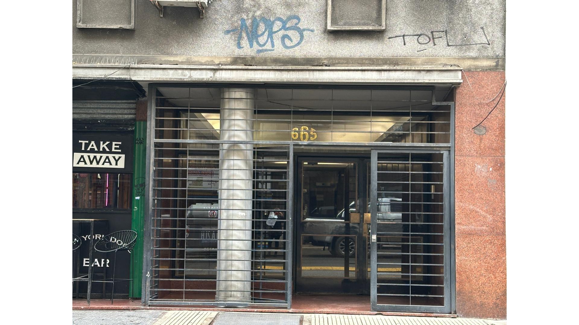 Montevideo 600 3°  – ARS200.000 – Oficina – en Alquiler