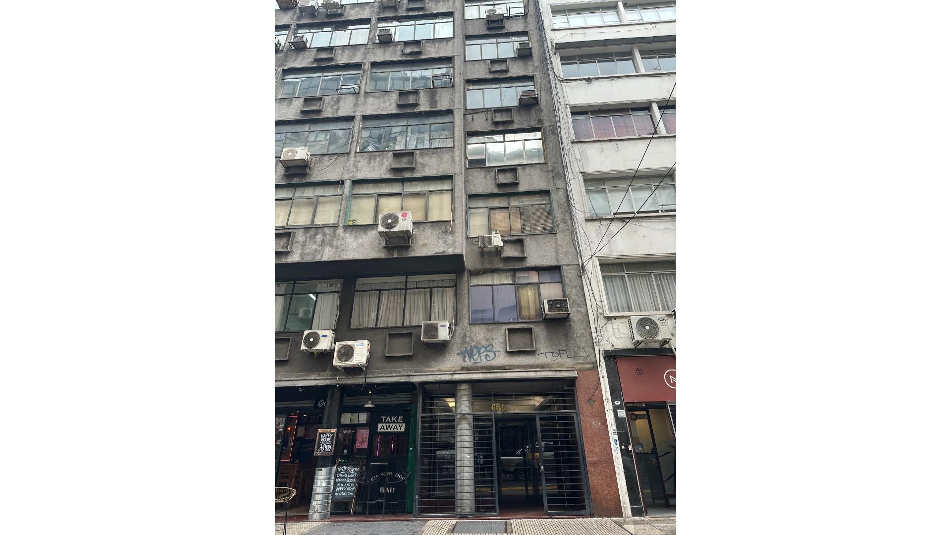 Montevideo 600 3°  – ARS200.000 – Oficina – en Alquiler