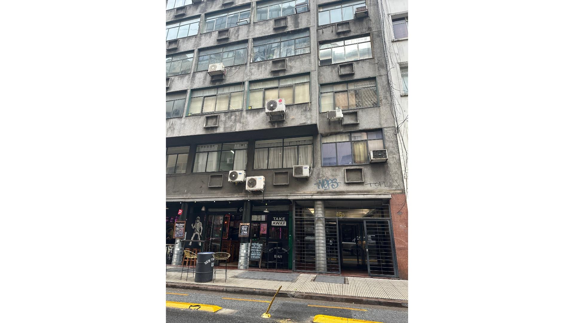 Montevideo 600 3°  – ARS200.000 – Oficina – en Alquiler